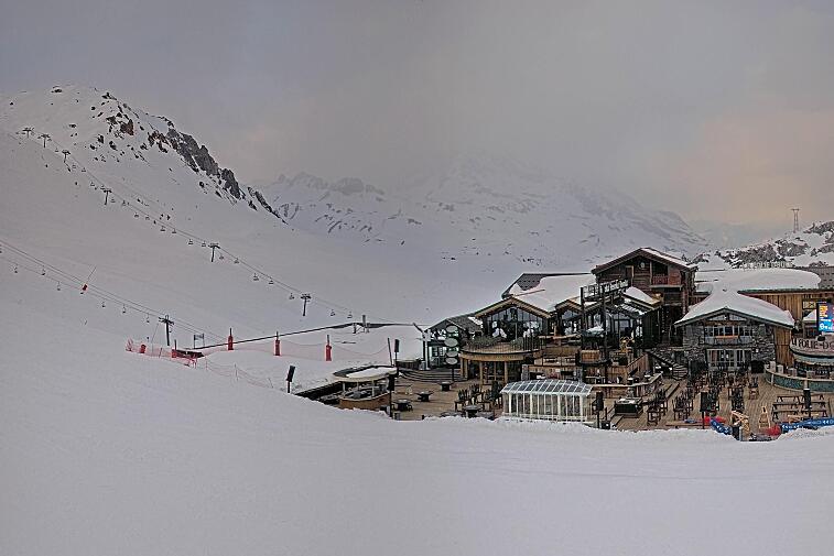 A webcam view of the Val d'Isere ski area above La Daille, near the Tommeuses chairlift.  The building in the centre is the renowned La Folie Douce restaurant.