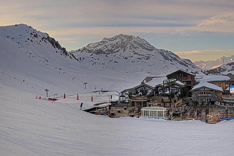 A webcam view of the Val d'Isere ski area above La Daille, near the Tommeuses chairlift.  The building in the centre is the renowned La Folie Douce restaurant.