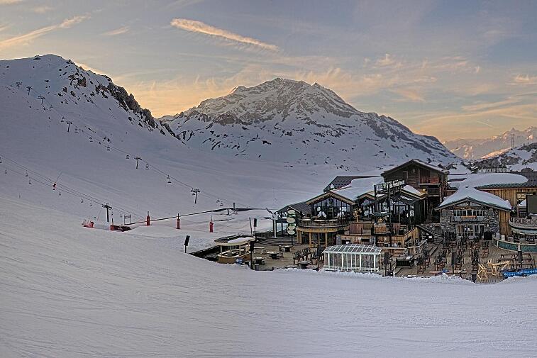 A webcam view of the Val d'Isere ski area above La Daille, near the Tommeuses chairlift.  The building in the centre is the renowned La Folie Douce restaurant.