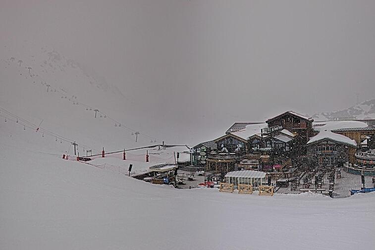 A webcam view of the Val d'Isere ski area above La Daille, near the Tommeuses chairlift.  The building in the centre is the renowned La Folie Douce restaurant.