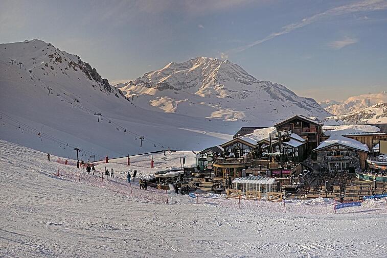 A webcam view of the Val d'Isere ski area above La Daille, near the Tommeuses chairlift.  The building in the centre is the renowned La Folie Douce restaurant.