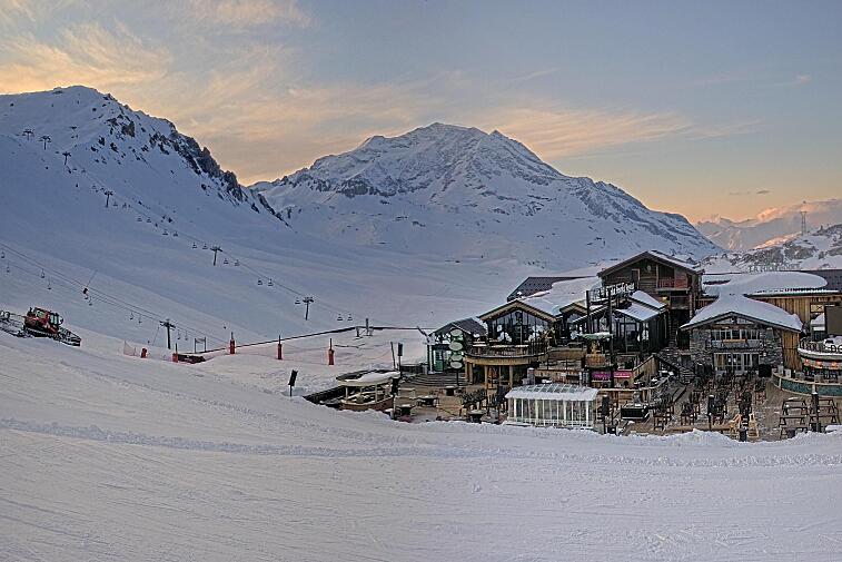 A webcam view of the Val d'Isere ski area above La Daille, near the Tommeuses chairlift.  The building in the centre is the renowned La Folie Douce restaurant.