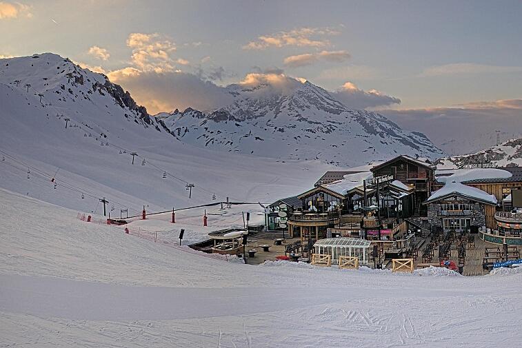 A webcam view of the Val d'Isere ski area above La Daille, near the Tommeuses chairlift.  The building in the centre is the renowned La Folie Douce restaurant.