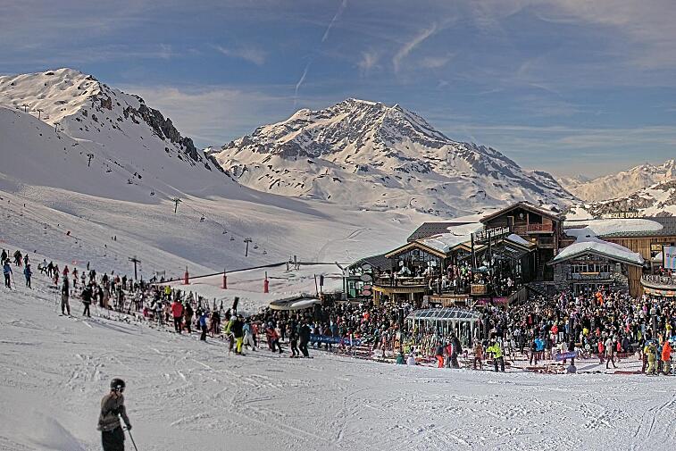 A webcam view of the Val d'Isere ski area above La Daille, near the Tommeuses chairlift.  The building in the centre is the renowned La Folie Douce restaurant.