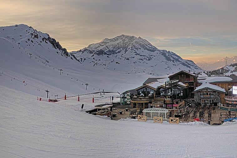A webcam view of the Val d'Isere ski area above La Daille, near the Tommeuses chairlift.  The building in the centre is the renowned La Folie Douce restaurant.