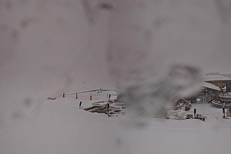 A webcam view of the Val d'Isere ski area above La Daille, near the Tommeuses chairlift.  The building in the centre is the renowned La Folie Douce restaurant.