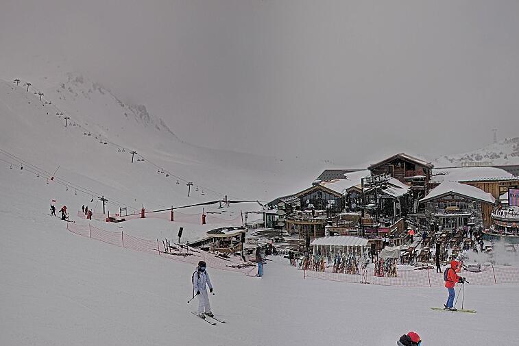 A webcam view of the Val d'Isere ski area above La Daille, near the Tommeuses chairlift.  The building in the centre is the renowned La Folie Douce restaurant.