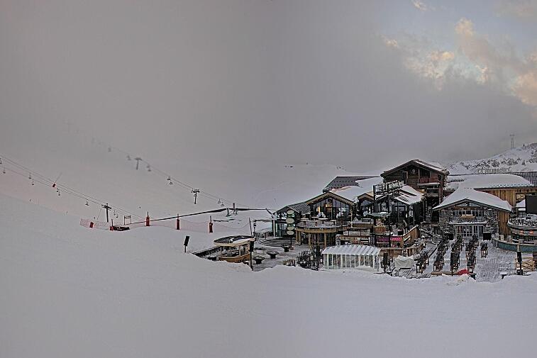 A webcam view of the Val d'Isere ski area above La Daille, near the Tommeuses chairlift.  The building in the centre is the renowned La Folie Douce restaurant.