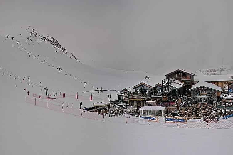 A webcam view of the Val d'Isere ski area above La Daille, near the Tommeuses chairlift.  The building in the centre is the renowned La Folie Douce restaurant.
