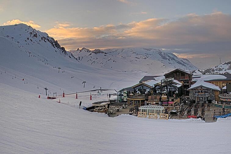 A webcam view of the Val d'Isere ski area above La Daille, near the Tommeuses chairlift.  The building in the centre is the renowned La Folie Douce restaurant.