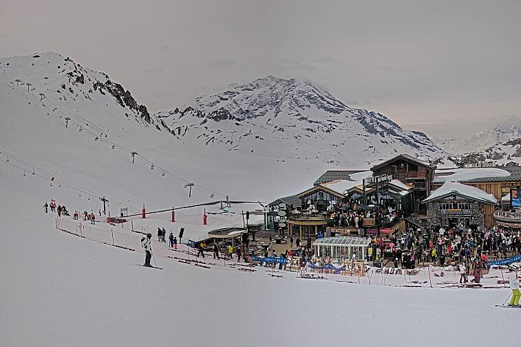A webcam view of the Val d'Isere ski area above La Daille, near the Tommeuses chairlift.  The building in the centre is the renowned La Folie Douce restaurant.