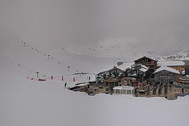 A webcam view of the Val d'Isere ski area above La Daille, near the Tommeuses chairlift.  The building in the centre is the renowned La Folie Douce restaurant.