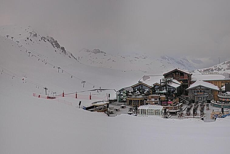 A webcam view of the Val d'Isere ski area above La Daille, near the Tommeuses chairlift.  The building in the centre is the renowned La Folie Douce restaurant.