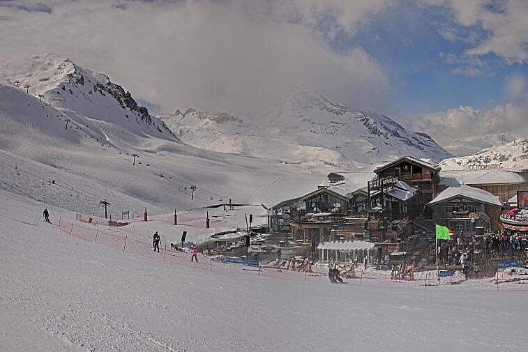 A webcam view of the Val d'Isere ski area above La Daille, near the Tommeuses chairlift.  The building in the centre is the renowned La Folie Douce restaurant.