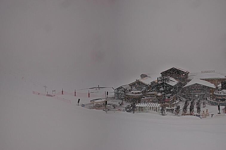 A webcam view of the Val d'Isere ski area above La Daille, near the Tommeuses chairlift.  The building in the centre is the renowned La Folie Douce restaurant.