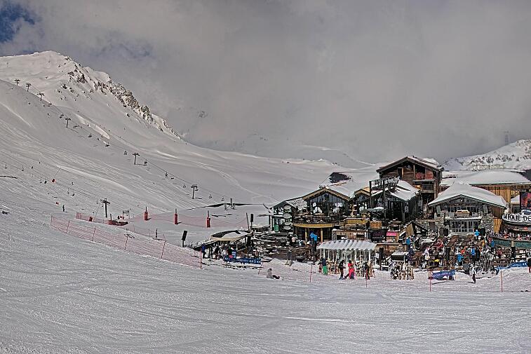 A webcam view of the Val d'Isere ski area above La Daille, near the Tommeuses chairlift.  The building in the centre is the renowned La Folie Douce restaurant.