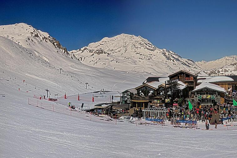 A webcam view of the Val d'Isere ski area above La Daille, near the Tommeuses chairlift.  The building in the centre is the renowned La Folie Douce restaurant.