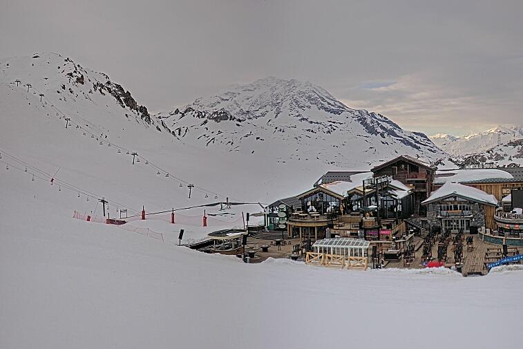 A webcam view of the Val d'Isere ski area above La Daille, near the Tommeuses chairlift.  The building in the centre is the renowned La Folie Douce restaurant.