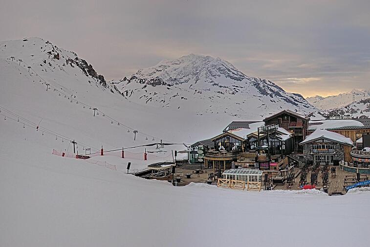 A webcam view of the Val d'Isere ski area above La Daille, near the Tommeuses chairlift.  The building in the centre is the renowned La Folie Douce restaurant.
