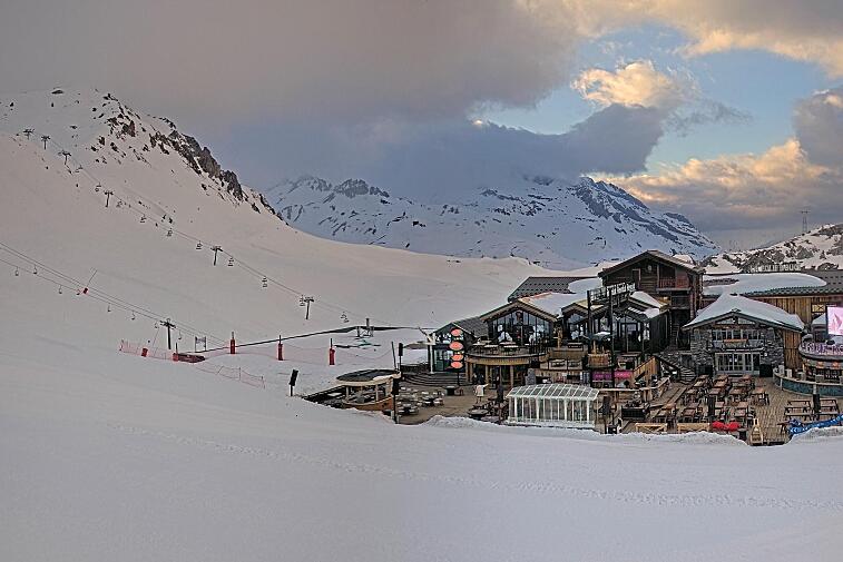 A webcam view of the Val d'Isere ski area above La Daille, near the Tommeuses chairlift.  The building in the centre is the renowned La Folie Douce restaurant.