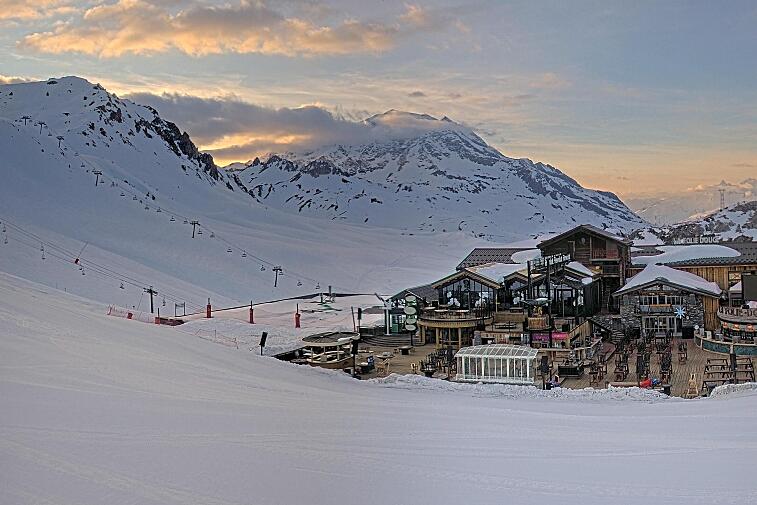 A webcam view of the Val d'Isere ski area above La Daille, near the Tommeuses chairlift.  The building in the centre is the renowned La Folie Douce restaurant.