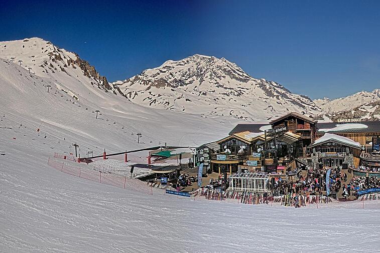 A webcam view of the Val d'Isere ski area above La Daille, near the Tommeuses chairlift.  The building in the centre is the renowned La Folie Douce restaurant.
