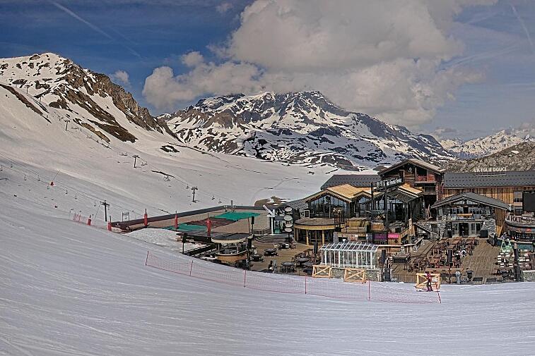 A webcam view of the Val d'Isere ski area above La Daille, near the Tommeuses chairlift.  The building in the centre is the renowned La Folie Douce restaurant.