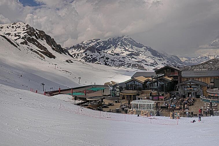A webcam view of the Val d'Isere ski area above La Daille, near the Tommeuses chairlift.  The building in the centre is the renowned La Folie Douce restaurant.