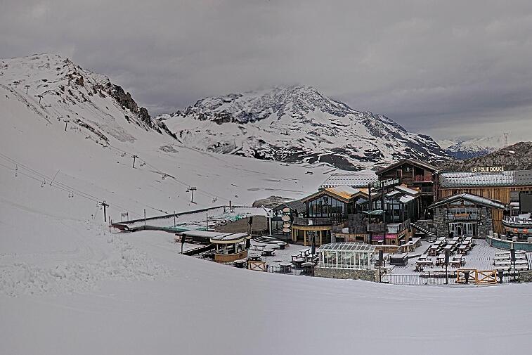 A webcam view of the Val d'Isere ski area above La Daille, near the Tommeuses chairlift.  The building in the centre is the renowned La Folie Douce restaurant.