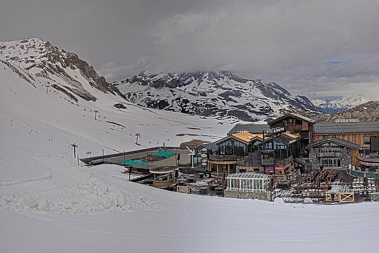 A webcam view of the Val d'Isere ski area above La Daille, near the Tommeuses chairlift.  The building in the centre is the renowned La Folie Douce restaurant.