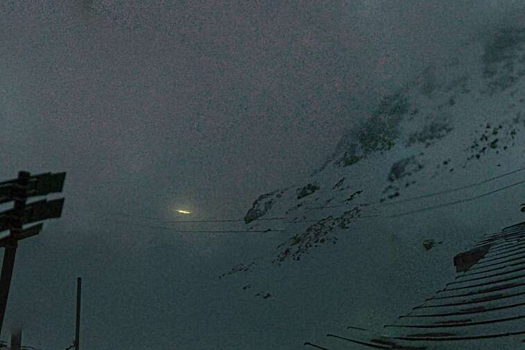 Webcam view of La Bee Zipline in the Val Thorens ski resort.  The ride is accessible via the 2 Lacs gondola or the Moutière chairlift.