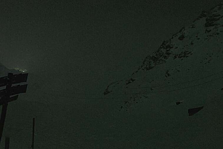 Webcam view of La Bee Zipline in the Val Thorens ski resort.  The ride is accessible via the 2 Lacs gondola or the Moutière chairlift.