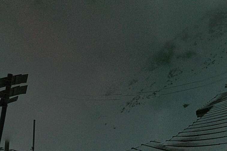 Webcam view of La Bee Zipline in the Val Thorens ski resort.  The ride is accessible via the 2 Lacs gondola or the Moutière chairlift.