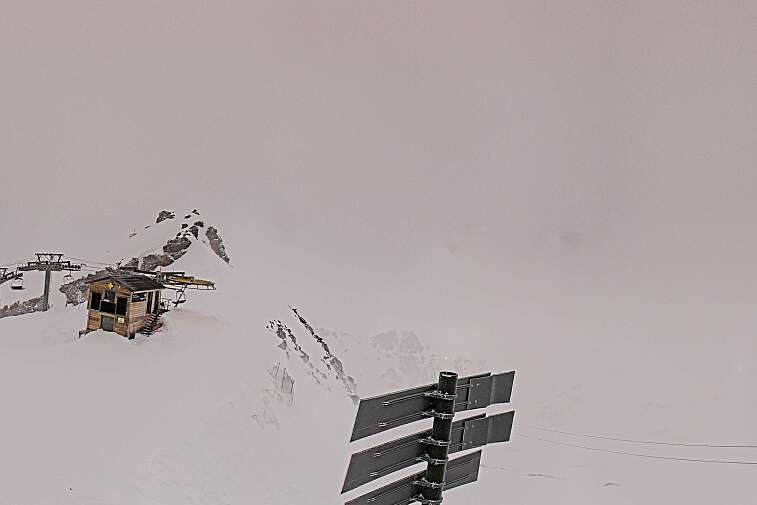 Webcam view of La Bee Zipline in the Val Thorens ski resort.  The ride is accessible via the 2 Lacs gondola or the Moutière chairlift.