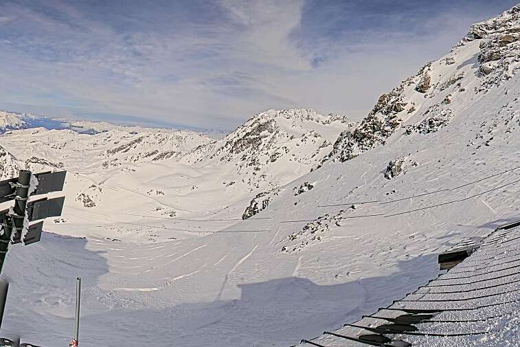 Webcam view of La Bee Zipline in the Val Thorens ski resort.  The ride is accessible via the 2 Lacs gondola or the Moutière chairlift.