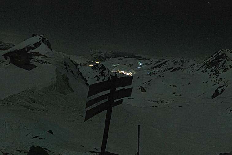 Webcam view of La Bee Zipline in the Val Thorens ski resort.  The ride is accessible via the 2 Lacs gondola or the Moutière chairlift.