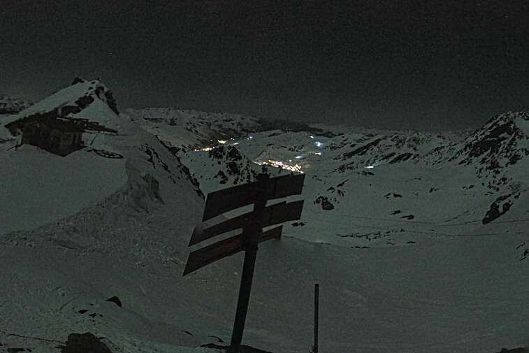 Webcam view of La Bee Zipline in the Val Thorens ski resort.  The ride is accessible via the 2 Lacs gondola or the Moutière chairlift.