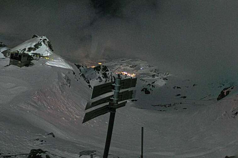 Webcam view of La Bee Zipline in the Val Thorens ski resort.  The ride is accessible via the 2 Lacs gondola or the Moutière chairlift.