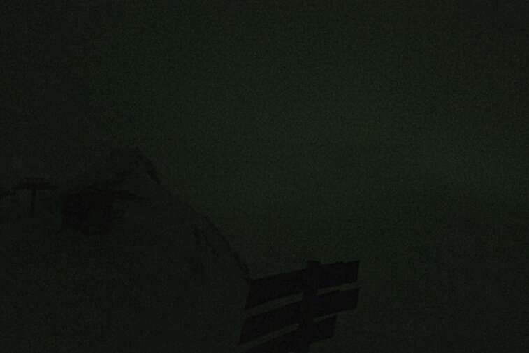 Webcam view of La Bee Zipline in the Val Thorens ski resort.  The ride is accessible via the 2 Lacs gondola or the Moutière chairlift.