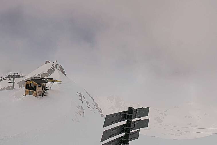 Webcam view of La Bee Zipline in the Val Thorens ski resort.  The ride is accessible via the 2 Lacs gondola or the Moutière chairlift.