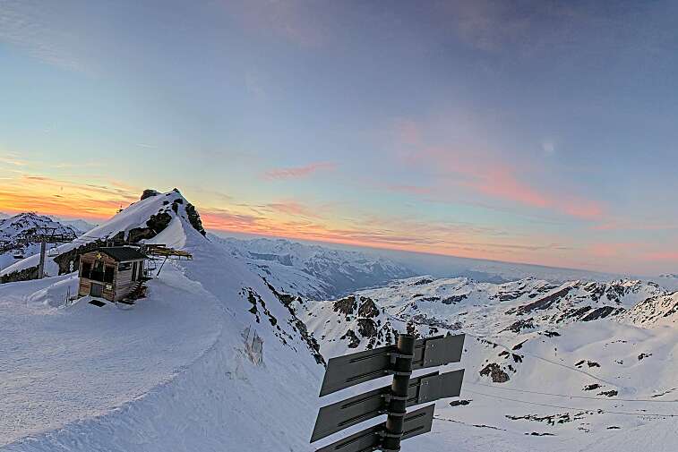 Webcam view of La Bee Zipline in the Val Thorens ski resort.  The ride is accessible via the 2 Lacs gondola or the Moutière chairlift.