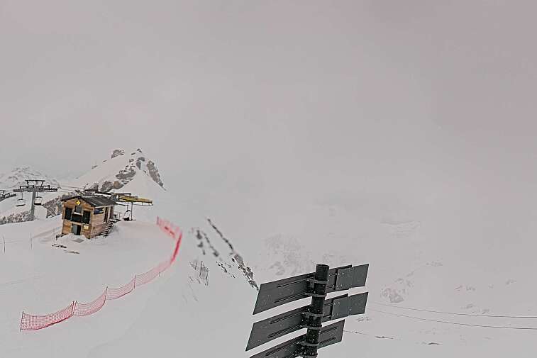 Webcam view of La Bee Zipline in the Val Thorens ski resort.  The ride is accessible via the 2 Lacs gondola or the Moutière chairlift.