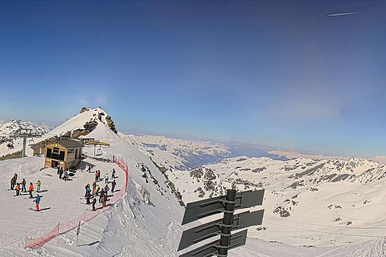 Webcam view of La Bee Zipline in the Val Thorens ski resort.  The ride is accessible via the 2 Lacs gondola or the Moutière chairlift.