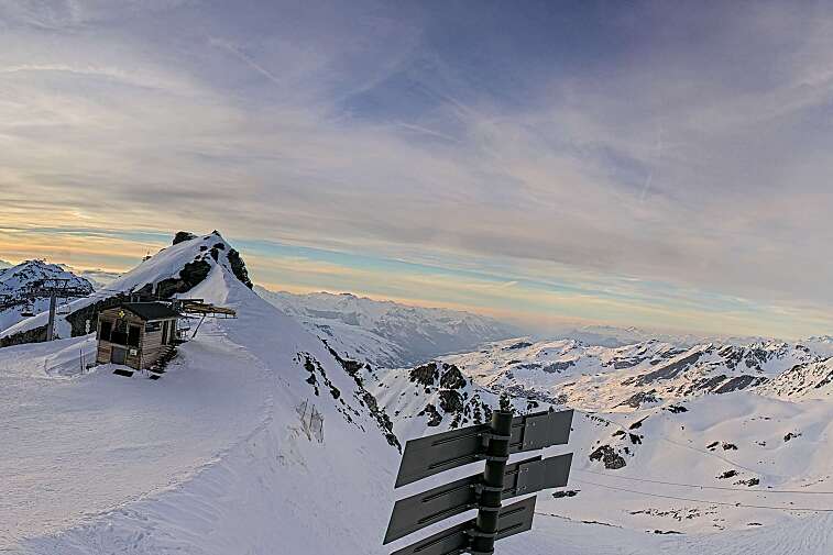 Webcam view of La Bee Zipline in the Val Thorens ski resort.  The ride is accessible via the 2 Lacs gondola or the Moutière chairlift.