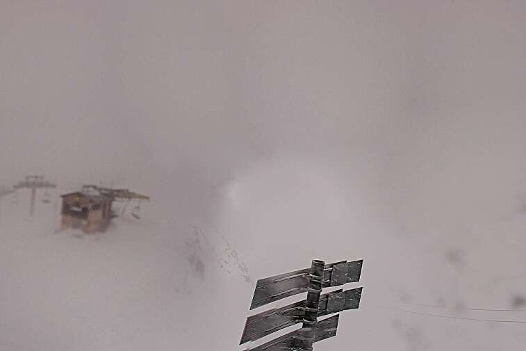 Webcam view of La Bee Zipline in the Val Thorens ski resort.  The ride is accessible via the 2 Lacs gondola or the Moutière chairlift.