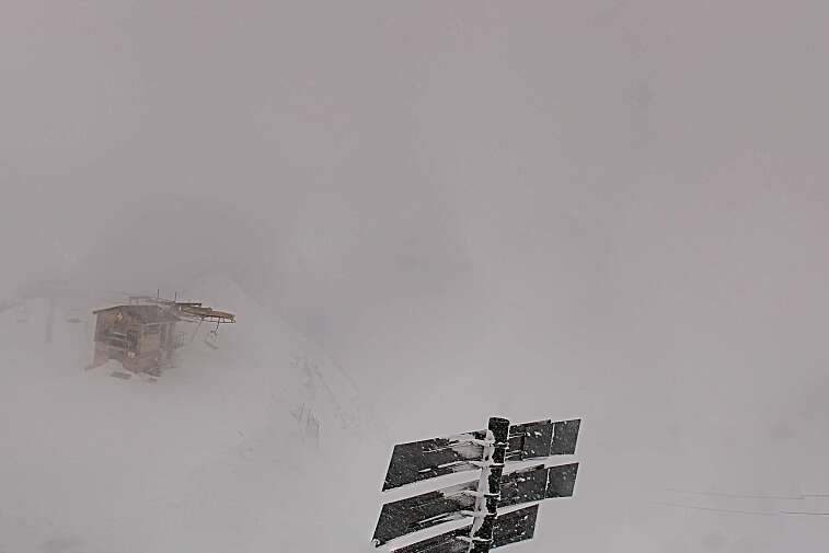 Webcam view of La Bee Zipline in the Val Thorens ski resort.  The ride is accessible via the 2 Lacs gondola or the Moutière chairlift.