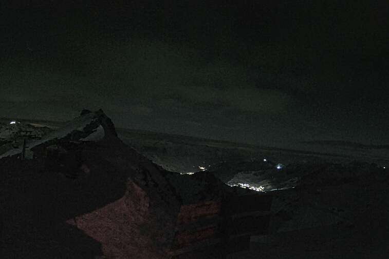 Webcam view of La Bee Zipline in the Val Thorens ski resort.  The ride is accessible via the 2 Lacs gondola or the Moutière chairlift.