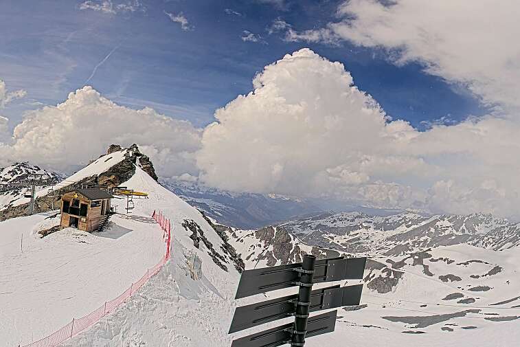 Webcam view of La Bee Zipline in the Val Thorens ski resort.  The ride is accessible via the 2 Lacs gondola or the Moutière chairlift.