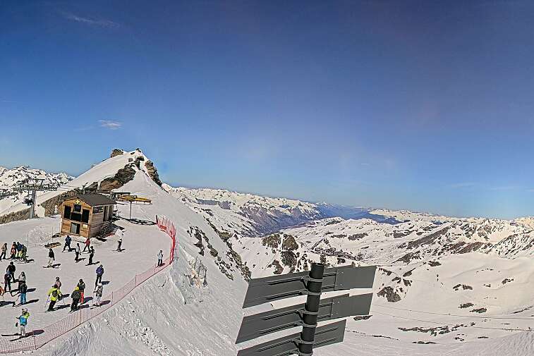 Webcam view of La Bee Zipline in the Val Thorens ski resort.  The ride is accessible via the 2 Lacs gondola or the Moutière chairlift.