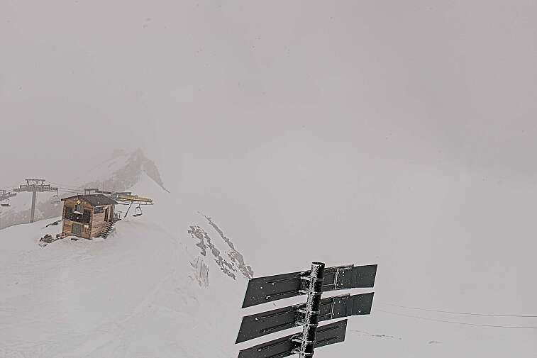 Webcam view of La Bee Zipline in the Val Thorens ski resort.  The ride is accessible via the 2 Lacs gondola or the Moutière chairlift.